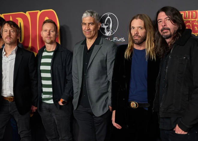 “Foo Fighters” turpinās muzicēt pēc bundzinieka Hokinsa nāves