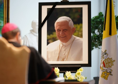 Lūdzis piedošanu. Pēc nāves publicēts Benedikta XVI garīgais testaments