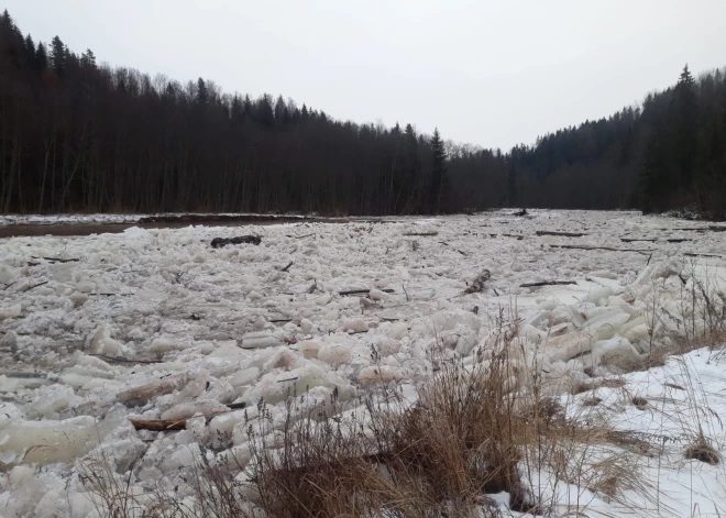 Bīstamu ledus sanesumu dēļ aicina nelaivot pa Amatu