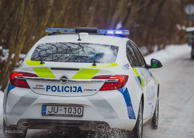 Ventspilī Jaungada naktī pie daudzdzīvokļu mājas atrasts vardarbīgā nāvē miris vīrietis; policija meklē aculieciniekus