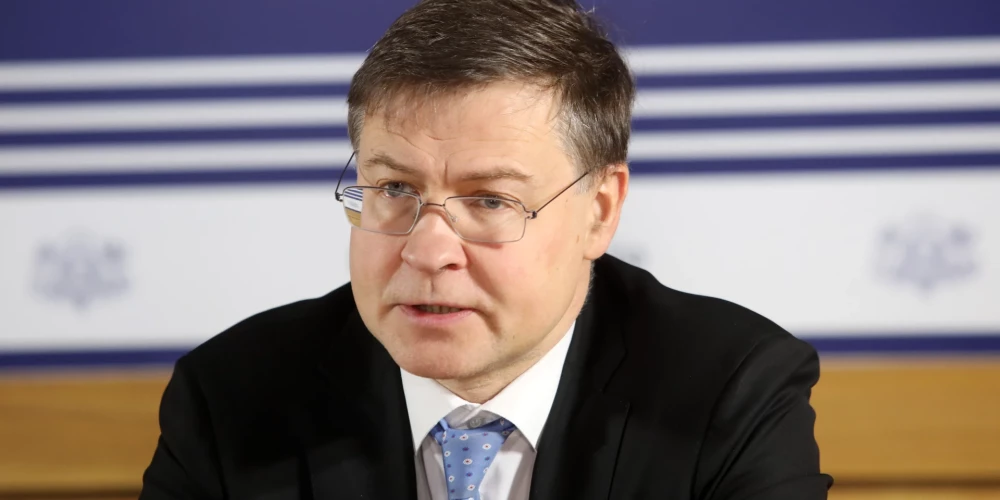 Dombrovskis: svarīgi, lai fiskālā un monetārā politika nenonāktu pretrunās