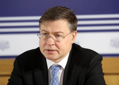 Dombrovskis: svarīgi, lai fiskālā un monetārā politika nenonāktu pretrunās
