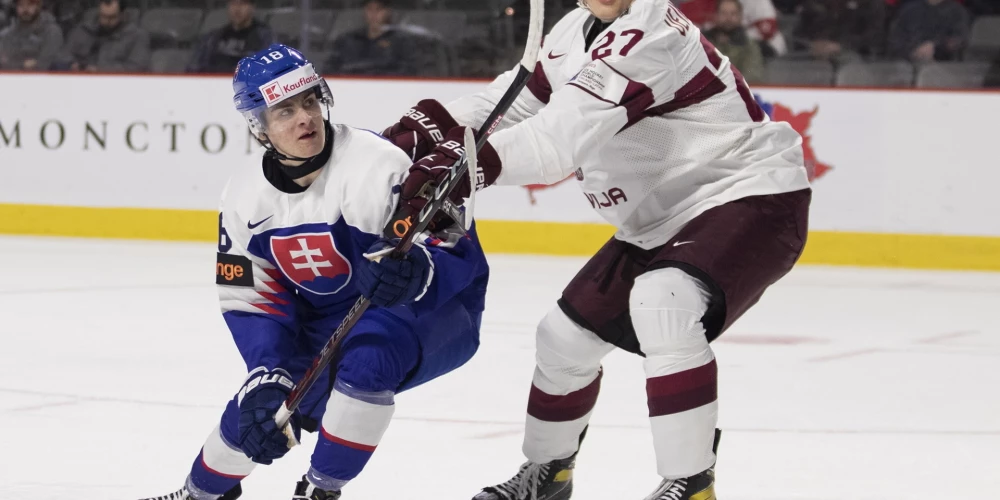 Latvijas junioru hokeja izlase uzvar pirmajā pārspēlē par vietas saglabāšanu elites divīzijā