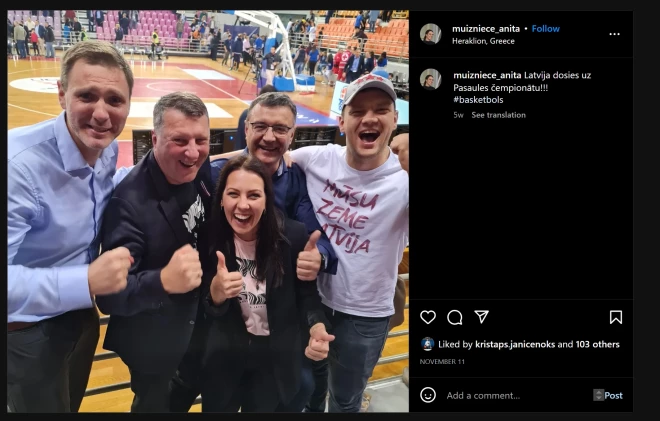 Attēls, kas publicēts Anitas Muižnieces "Instagram" profilā, tapis šoruden pēc Latvijas vīriešu basketbola valstsvienības izbraukuma spēles. Vaicājot Muižniecei, kas ir kaislīga basketbola atbalstītāja, vai, viņas mudināts, Reira kungs kļuvis par šā sporta cienītāju, jo iepriekš nav redzēts spēļu norisēs tribīnēs, bijusī ministre teic, ka viņai grūti uz to atbildēt, tas esot jāprasa pašam Reira kungam, cik viņš bieži ir gājis uz sporta spēlēm. “Neesmu viņu ne mudinājusi, ne aicinājusi,” viņa piebilst.