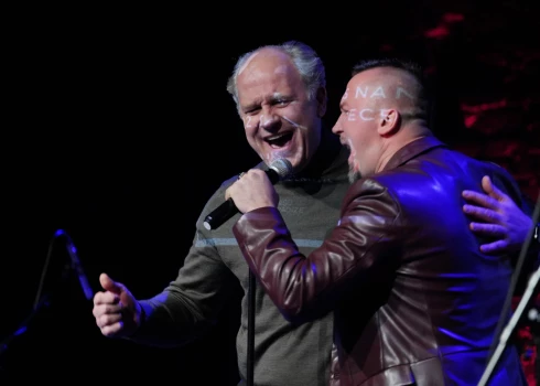 Vai Andrim Keišam bija lampu drudzis, dziedot kopā ar "Līviem"? “Nē, nē! Mēs, aktieri, ne pirmo reizi esam ar pīpi uz jumta. Tā ka iztiku bez uztraukumiem. It sevišķi, zinot šo mūziķu profesionalitāti, varēju justies mierīgs – ja man arī kas noietu greizi, viņi tāpat uzreiz izlabotu.”