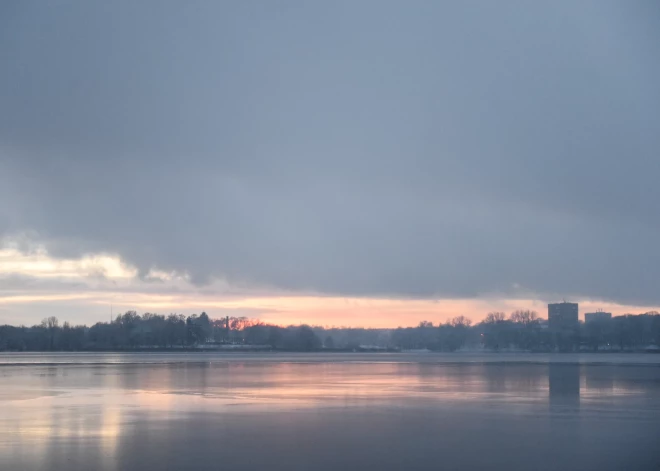 Gaisa temperatūra naktī Latvijā sasniegusi +10 grādus