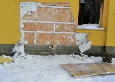В Гостомеле срезали со стены дома картину всемирно известного художника Бэнкси. (Фото: VIA REUTERS)
