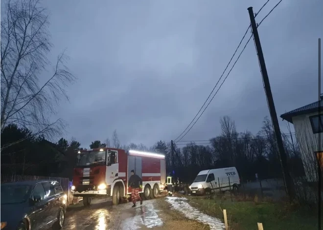 FOTO: Ādažos applūstot privātmāju teritorijai, sākta iedzīvotāju evakuācija