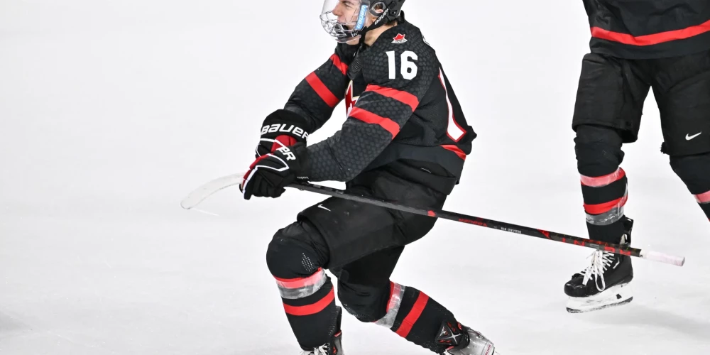 Kanādas jaunie hokejisti ar milzu pūlēm pieveic slovākus un iekļūst pusfinālā