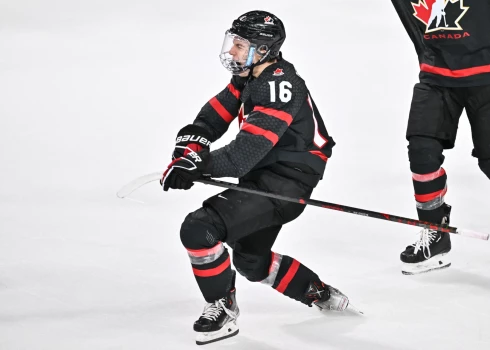 Kanādas jaunie hokejisti ar milzu pūlēm pieveic slovākus un iekļūst pusfinālā