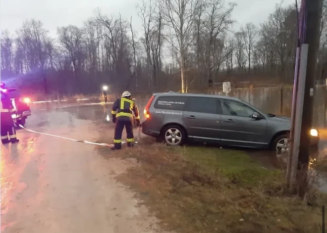 Ādažos, ceļoties ūdens līmenim Gaujas upē, applūdusi privātmāju teritorija.