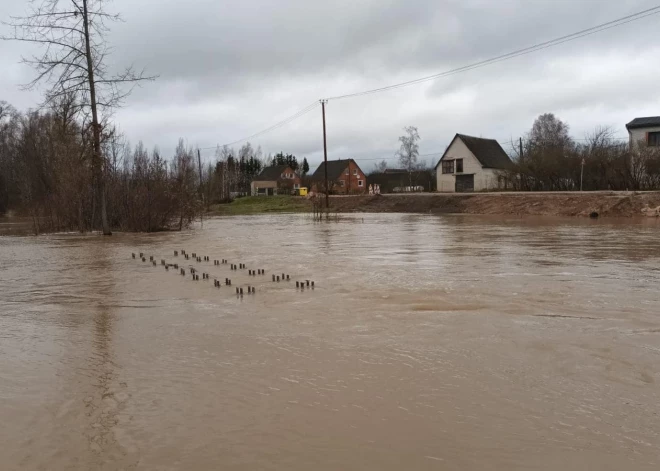 Grenctālē upe pārplūdusi jauna tilta būvdarbu laikā, radot pamatīgas neērtības vietējiem