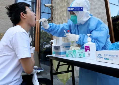 ЕС предлагает Китаю бесплатные вакцины на фоне вспышки Covid-19