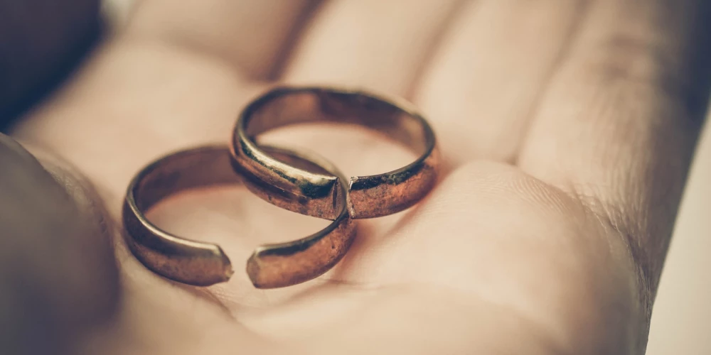 Kā šķirt nelaimīgu laulību, ja nevar reizē ierasties pie notāra
