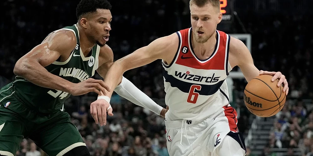 Kristaps Porziņģis mēģina apspēlēt Janni Adetokunbo.