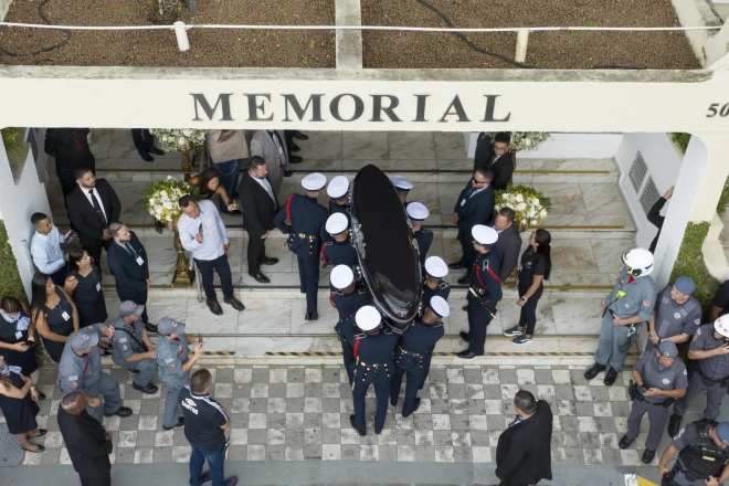 Brazīlijas futbola izcilā Pele mirstīgās atliekas tiek vestas uz Nekropola Ekumenikas memoriālo kapsētu viņa bēru gājiena beigās Santosā, Brazīlijā, otrdien, 2023. gada 3. janvārī. 