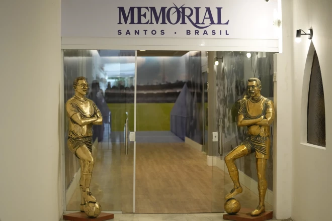 Brazīlijas futbola izcilnieka Pelē mauzoleja ieejā ir redzamas viņa statujas.