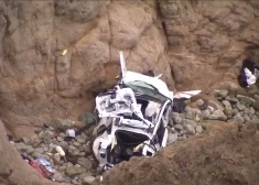 Чудо: машина с семьей упала с 75-метровой скалы, но все выжили