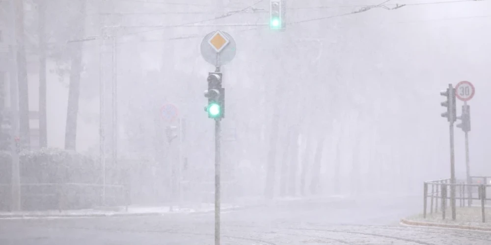   Оранжевое предупреждение: ночью в Латвии ожидается сильный снегопад с метелью