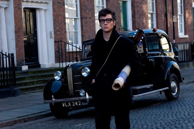 Ārons Teilors-Džonsons kā Džons Lenons filmā “Puisis no nekurienes. Būt Džonam Lenonam” (“Nowhere Boy”, 2009).