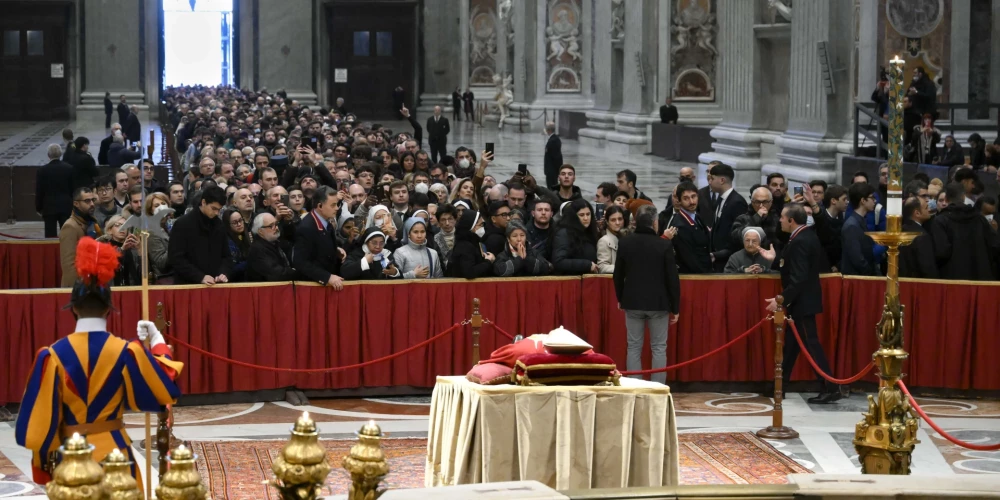 Tūkstošiem cilvēku Vatikānā pulcējas uz Benedikta XVI bērēm