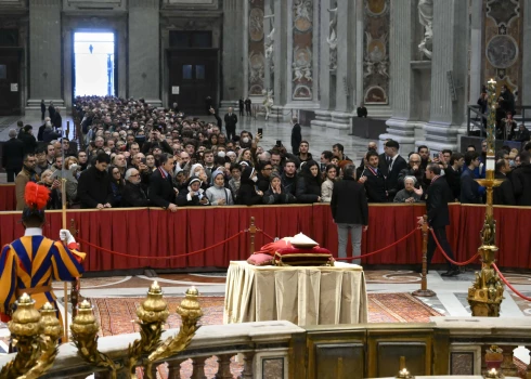 Tūkstošiem cilvēku Vatikānā pulcējas uz Benedikta XVI bērēm