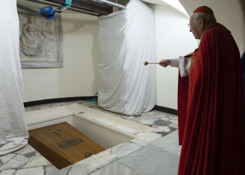 FOTO: Benedikts XVI apglabāts Svētā Pētera Bazilikā
