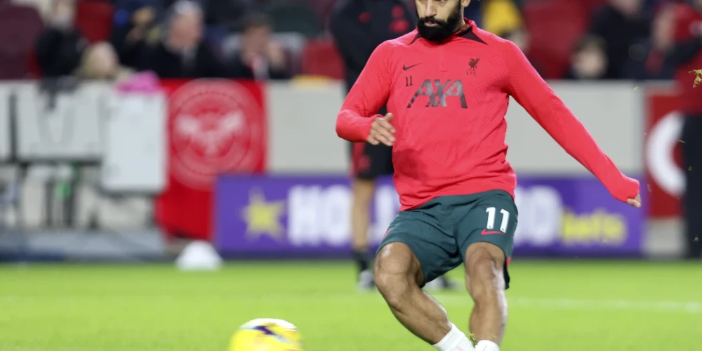 Mohameds Salāhs no FK "Liverpool" iesildās pirms Anglijas Premjerlīgas futbola spēles starp "Brentford"un "Liverpool" Brentfordā, Lielbritānijā, 2023. gada 2. janvārī. 