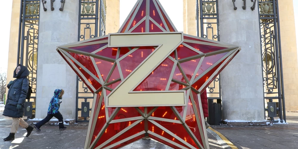Krievijas mūsdienu simboli — asiņainā Ukrainas kara simbols "Z" un impērijas simbols sarkanā zvaigzne