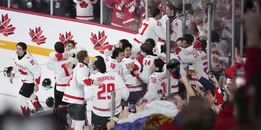 Pasaules čempionātā junioriem atkal triumfē Kanādas hokeja izlase; zviedri un amerikāņi bronzas spēlē sarīko uguņošanu