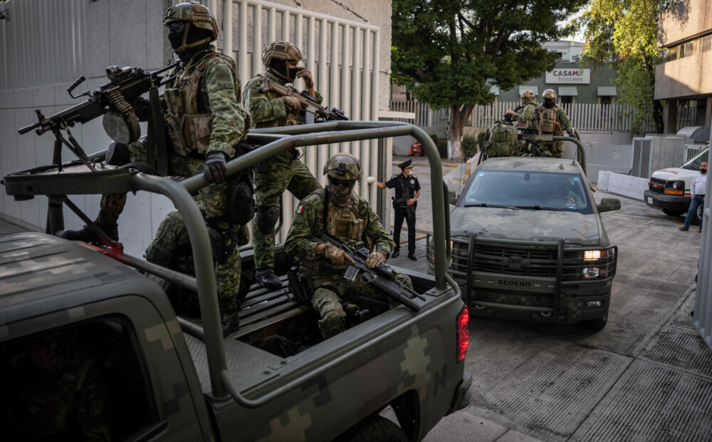 Meksikā izcēlies vardarbības vilnis pēc narkobarona Hoakina Gusmana dēla aizturēšanas