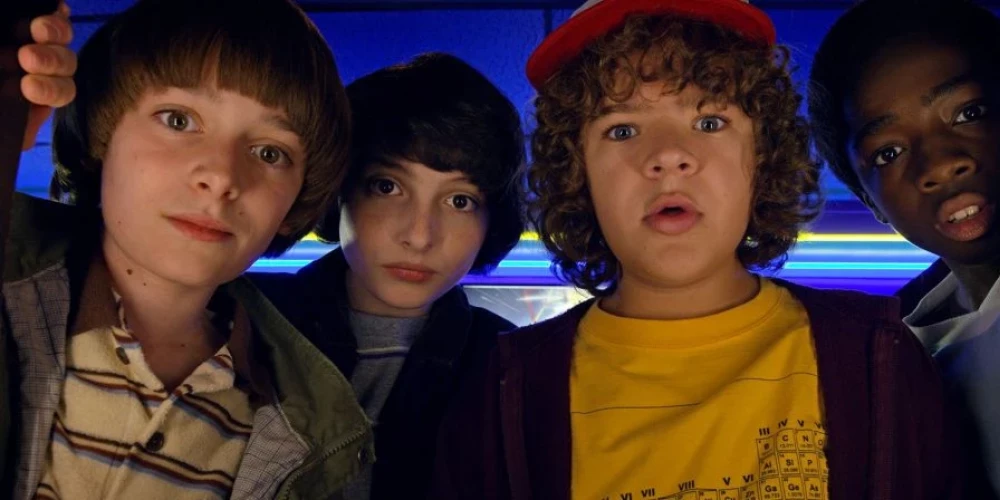 Ной Шнапп (слева) в сериале "Очень странные дела"