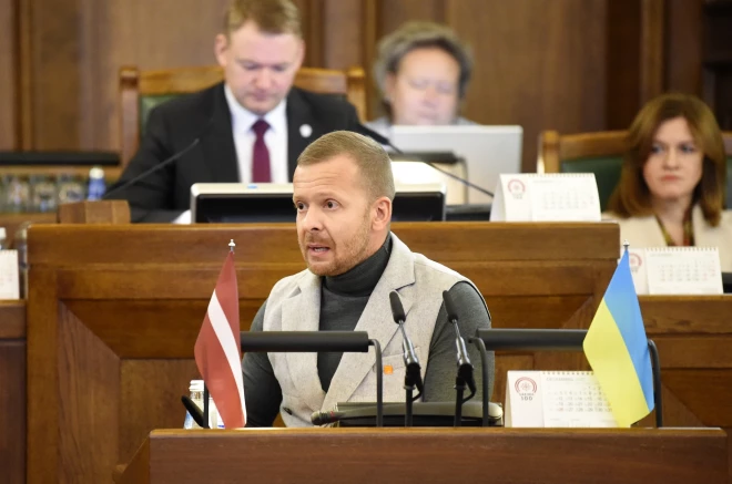 Saeimas deputāts Aleksejs Rosļikovs Saeimas ārkārtas sēdē, kurā paredzēts balsojums par uzticības izteikšanu Krišjāņa Kariņa izveidotajam Ministru kabinetam.