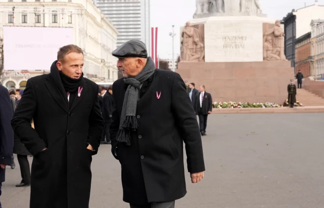 Atzīmējot Latvijas Republikas proklamēšanas 104. gadadienu, pie Brīvības pieminekļa notiek svinīgā ziedu nolikšanas ceremonija.