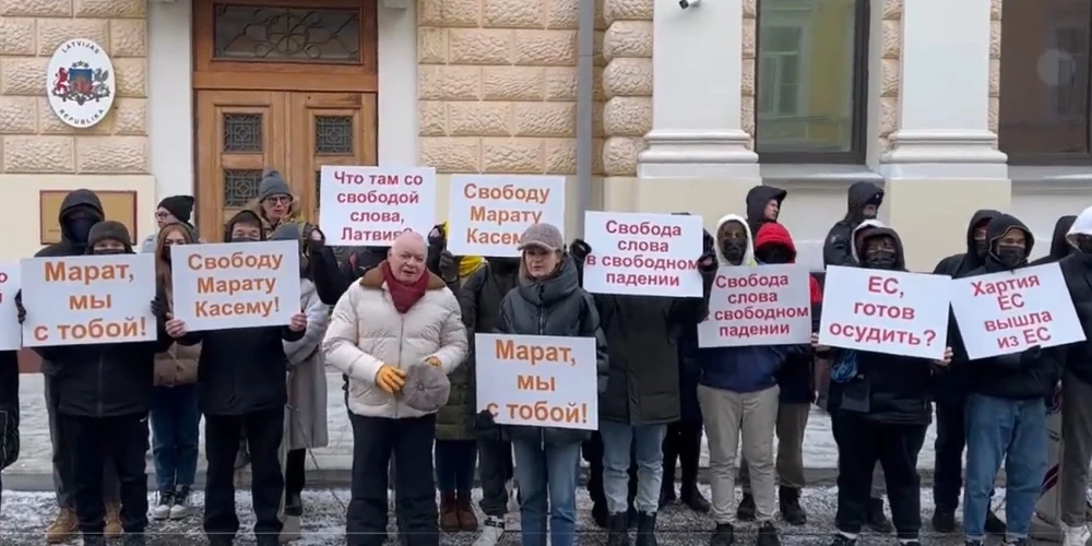 Slavenākais propagandists Kiseļovs bez maskas piketā pie Latvijas vēstniecības Maskavā. Kādēļ tā?