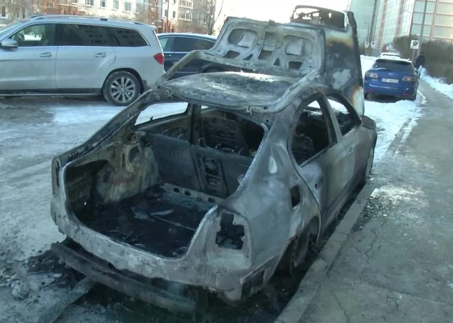 В Зиепниеккалнсе сгорела машина: местные жители подозревают умышленный поджог