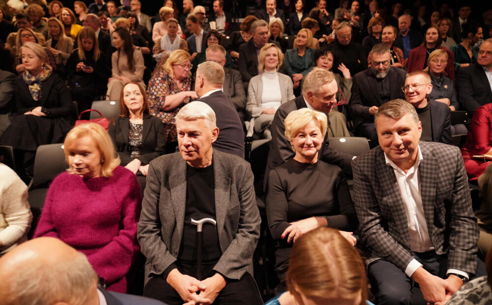 FOTO: Latvijas politiķi un citas sabiedrībā pazīstamas personas pulcējas iestudējuma 