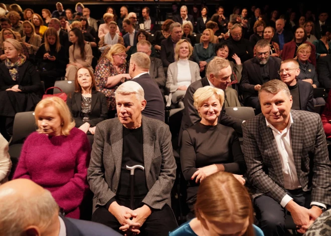 FOTO: Latvijas politiķi un citas sabiedrībā pazīstamas personas pulcējas iestudējuma "Kur pazuda valsts" pirmizrādē