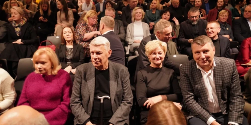 ФОТО: Ринкевич, Затлерс, Вейонис и другие на премьере спектакля "Куда исчезла страна"