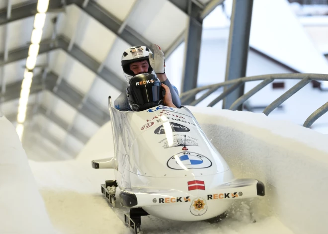 Cipuļa ekipāža Pasaules kausu bobslejā divnieku sacensībās uzsāk ar septīto vietu; Kalendam 14. vieta