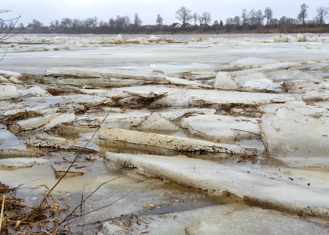 Daugavā pie Zeļķiem ūdens līmenis kāpis par trim metriem