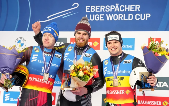 "Eberspracher" Pasaules kausa ceturtā posma kamaniņu sportā otrās vietas ieguvējs Vācijas sportists Max Langenhan, uzvarētājs Latvijas sportists Kristers Aparjods un trešās vietas ieguvējs Itālijas sportists Dominik Fischnaller apbalvošanas ceremonijā Siguldas bobsleja un kamaniņu trasē.