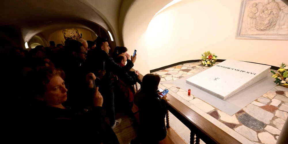 Publiskai apskatei atvērta Benedikta XVI kapavieta Vatikānā