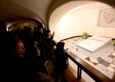 Publiskai apskatei atvērta Benedikta XVI kapavieta Vatikānā