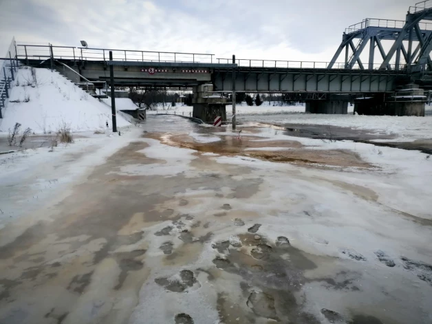 Plūdu dēļ slēgts autoceļa “Gostiņi-Spridzēni” posms Pļaviņās zem dzelzceļa tilta.