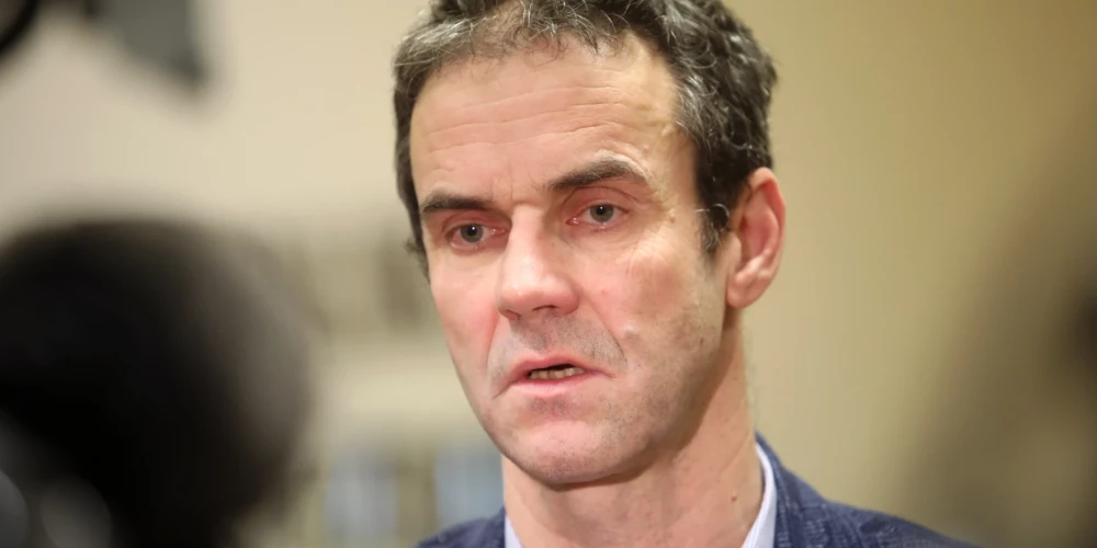 Veselības ministrijas galvenais speciālists infektoloģijā Uga Dumpis piedalās preses konferencē pēc Valsts operatīvās medicīniskās komisijas sēdes, kurā apsprieda dienestu gatavību koronovīrusa atklāšanai un ārstēšanai Latvijā.