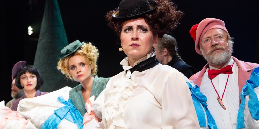 Сцена из спектакля "Обыкновенное чудо"