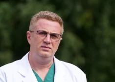 Rīgas Austrumu klīniskās universitātes slimnīcas (RAKUS) Neatliekamās medicīnas un pacientu uzņemšanas klīnikas vadītājs Aleksejs Višņakovs piedalās preses konferencē par pirmo Ukrainas karā smagi cietušo pacientu atvešanu uz RAKUS, 2022. gada 8. augusts. 