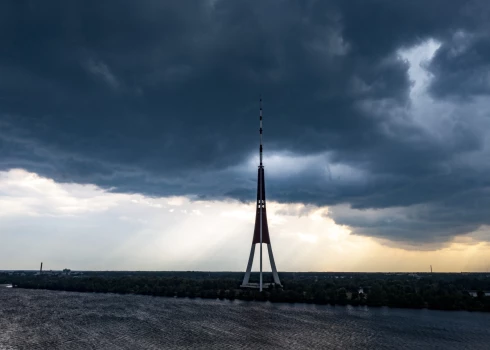 Днем по всей Латвии пропал интернет и мобильная связь: в чем была причина?
