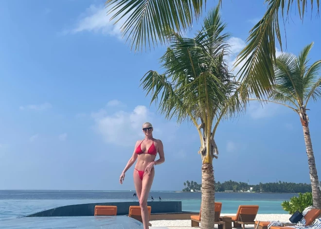 "Хороший пример для дочери": Анастасия Волочкова разделась догола на мальдивском пляже